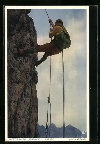 AK Bergsteiger beim Abseilen an einer Klippe