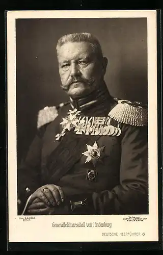 AK Generalfeldmarschall Paul von Hindenburg in Uniform mit Abzeichen und Epauletten
