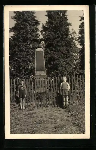 Foto-AK Mosberg, Knirpse am alten Kriegerdenkmal