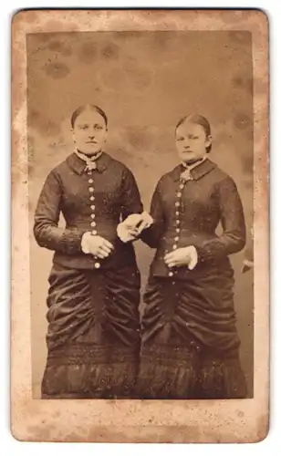 Fotografie H. Döhring, Osterburg, Zwei junge Damen in hübscher Kleidung
