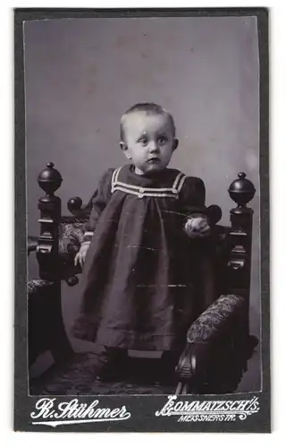 Fotografie R. Stühmer, Lommatzsch i. S., Meissnerstrasse, Kleines Kind im Matrosenkleid