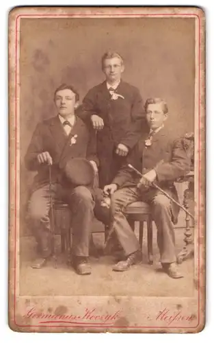 Fotografie Germanus Koczyk, Meissen, Rothe Stufen 28, Drei Herren in modischer Kleidung