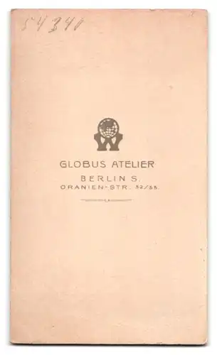 Fotografie Atelier Globus, Berlin, Oranien-Strasse 52-55, Junge Dame in weisser Kleidung mit Zeitung