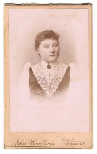 Fotografie Heinrich Cordes, Hildesheim, Zingel 19 Ecke Binderstrasse, Junge Dame mit Kragenbrosche und Kreuzkette