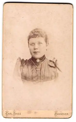 Fotografie Carl Thies, Hannover, Höltystrasse 13, Junge Dame mit Kragenbrosche und Kreuzkette