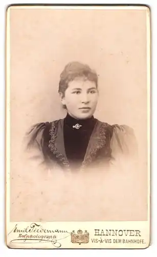 Fotografie Emil Tiedemann, Hannover, Ernst-August-Platz 5, Junge Dame mit Kragenbrosche