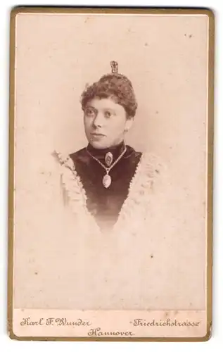 Fotografie Karl F. Wunder, Hannover, Friedrichstrasse, Junge Dame mit Kragenbrosche und Amulett