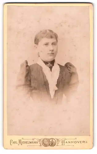 Fotografie C. Michelmann, Hannover, Ständehausstrasse 2, Junge Dame im Kleid mit Kragenbrosche