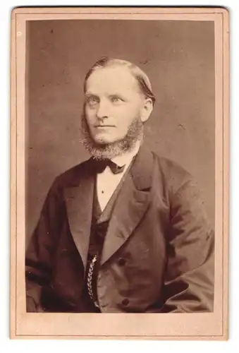 Fotografie W. Grigoleit, Rathenow, Berliner-Strasse 11, Älterer Herr im Anzug mit Chin-Strap
