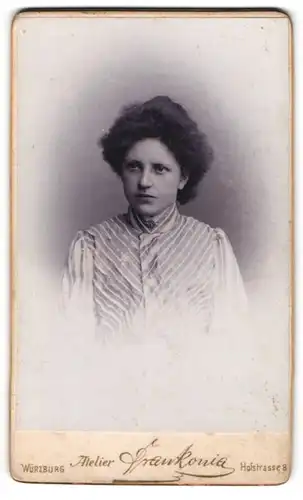 Fotografie Atelier Frankonia, Würzburg, Hofstrasse 8, Junge Dame in modischer Kleidung