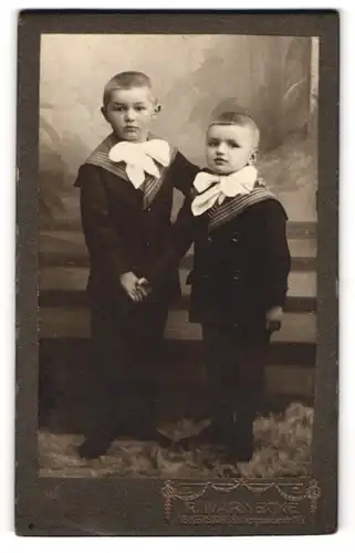 Fotografie R. Warnecke, Neugersdorf /Sa., Georgswalderstrasse 72 D, Zwei kleine Jungen im Matrosenanzug