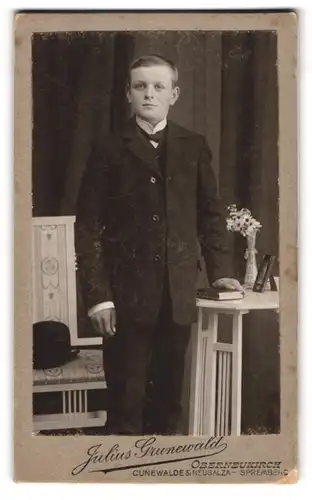 Fotografie Julius Grunewald, Oberneukirch, Junger Mann im Anzug mit Fliege