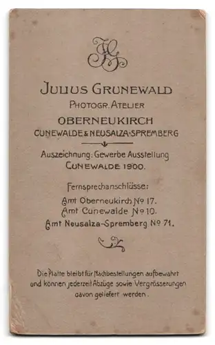 Fotografie Julius Grunewald, Oberneukirch, Junger Mann im Anzug mit Fliege