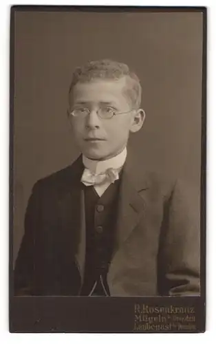 Fotografie R. Rosenkranz, Mügeln b. Dresden, Königstrasse 32, Junger Herr im Anzug mit Brille