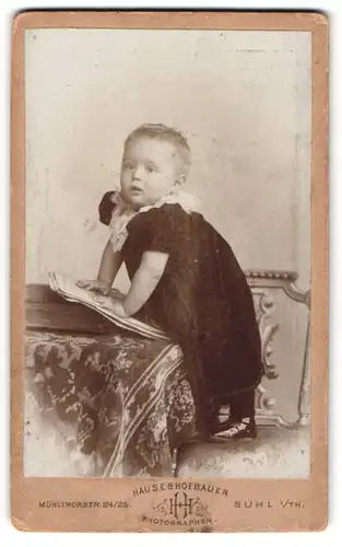 Fotografie Hause & Hofbauer, Suhl i. Thür., Mühltorstrasse 124-25, Kleines Kind im schwarzen Kleid
