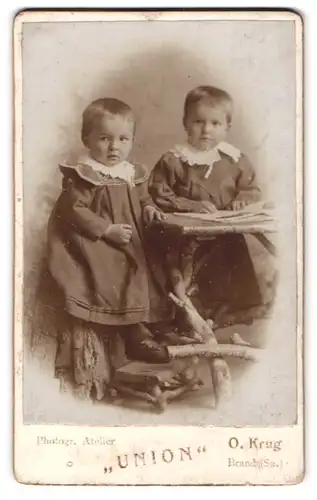 Fotografie O. Krug, Brand /Sa., Zwei kleine Kinder in modischen Kleidern