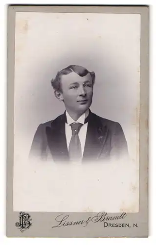 Fotografie Lissner & Brandt, Dresden, Alaunstrasse 14, Junger Herr im Anzug mit Krawatte