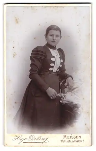 Fotografie Hugo Delling, Meissen, Wettinstrasse und Thalstrasse 5, Junge Dame im modischen Kleid