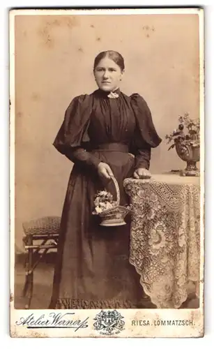 Fotografie F. W. Werner, Riesa, Kastanienstrasse 81, Junge Frau im Kleid mit Blumenkorb