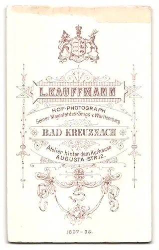 Fotografie L.Kauffmann, Bad Kreuznach, Augusta-Strasse 12, hübsches gutbürgerliches Mädchen im Kleid mit Puffärmeln