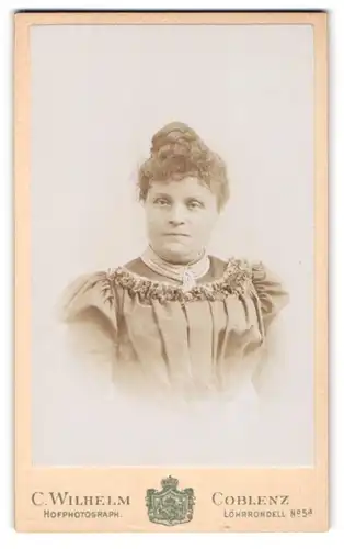 Fotografie C.Wilhelm, Coblenz, Löhrrondell 5a, bürgerliche Dame posiert mit eleganter Hochsteckfrisur