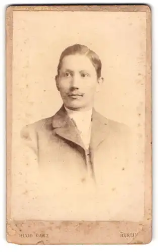 Fotografie Hugo Danz, Berlin, Jerusalemer-Strasse 28, junger Mann mit Seitenscheitel und Schnauzbart