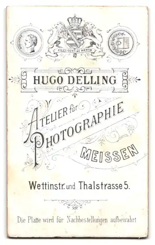 Fotografie Hugo Delling, Meissen, Dresdnerstrasse 5, hübsche Frau posiert in schwarzem Kleid und mit Blumen