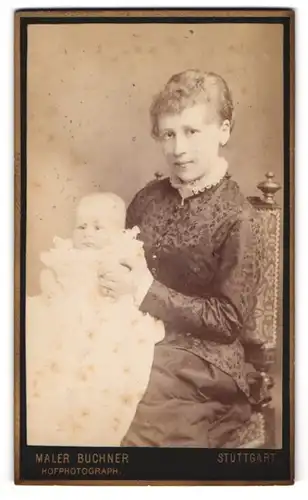 Fotografie Maler Buchner, Stuttgart, Hübsche junge Frau sitzend mit ihrem Baby im Arm