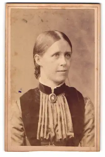 Fotografie Otto Seligmüller, Schleswig, Stadtweg 147, hübsche Frau posiert in auffälliger Kleidung