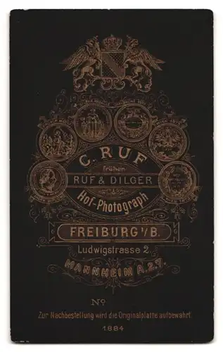 Fotografie C.Ruf, Freiburg, Ludwigstrasse 2, ältere Frau mit Schleife und eleganter Frisur