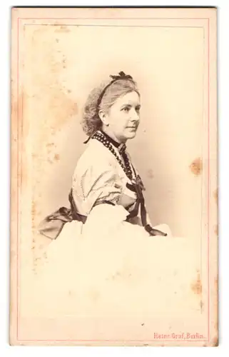 Fotografie Heinr. Graf, Berlin, Friedrich Strasse 165, hübsche Frau mit Perlenkette und Schleife im Haar