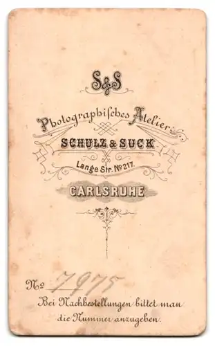 Fotografie Schulz & Suck, Carlsruhe, Lange Strasse 217, hübsches Mädchen mit edler Frisur sitzt lesend auf einem Stuhl