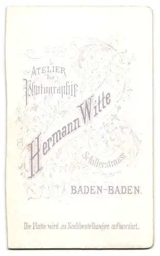 Fotografie Hermann Witte, Baden-Baden, Schillerstrasse, elegante Frau posiert lässig auf einen Sessel gestützt