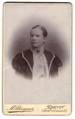 Fotografie M. Biegner, Rheydt, Kaiserstrasse 27, Junge Dame im Kleid mit Puffärmeln und Brosche