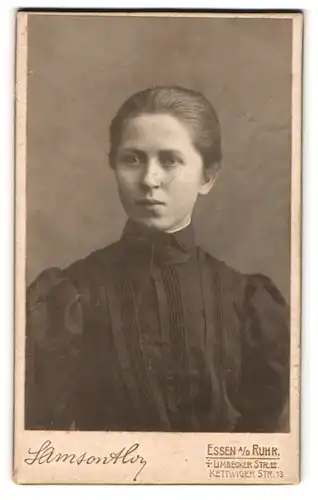 Fotografie Samson & Co., Essen a. d. Ruhr, Limbecker Str. 12, Junge Dame im schwarzen plissierten Kleid