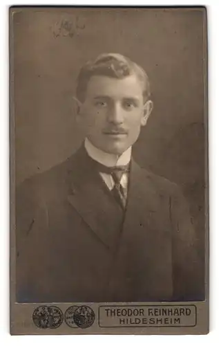 Fotografie Theodor Reinhard, Hildesheim, Goslarschestrasse 23, Herr im Anzug mit Krawatte