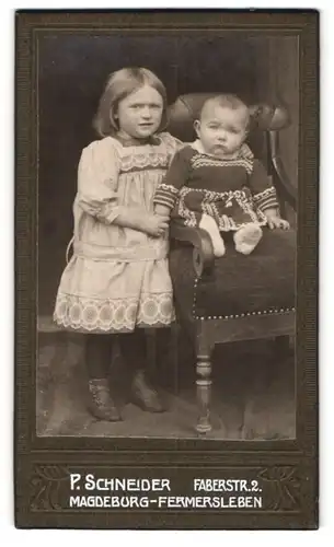 Fotografie P. Schneider, Magdeburg-Fermersleben, Faberstrasse 2, Mädchen im Kleid neben ihrem Geschwisterchen