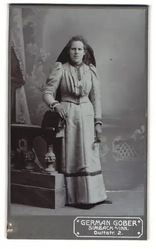 Fotografie German Gober, Simbach a. Inn, Dultstrasse 2, Dame im langen Kleid in Studiokulisse