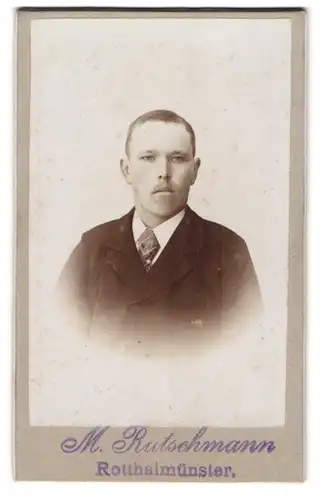 Fotografie M. Rutschmann, Rotthalmünster, Junger Herr im Anzug mit Krawatte