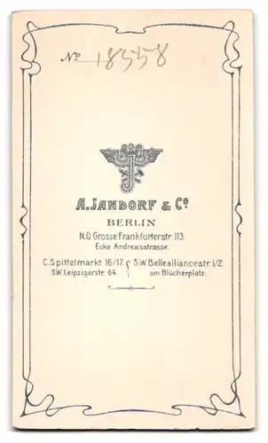 Fotografie A. Jandorf & Co., Berlin, Dame im schwarzen Samtkleid mit Brosche