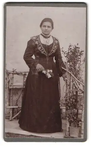 Fotografie M. Rutschmann, Rotthalmünster, Dame im Kleid mit Blumen-Verzierungen