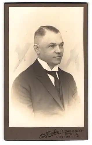 Fotografie Otto Karcher, Berlin-Friedrichshagen, Friedrichstrasse 114, Herr im Anzug mit Krawatte in Profilansicht