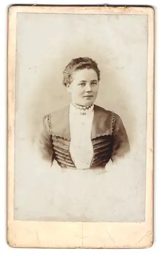 Fotografie H. Wachs, Nakel, Kastanienstrasse Nr. 339, Junge Dame im plissierten Kleid