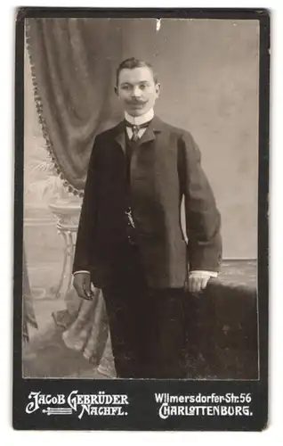 Fotografie Jacob Gebrüder Nachfl., Charlottenburg, Wilmersdorfer Str. 56, Junger Herr im Anzug mit Krawatte und Bart