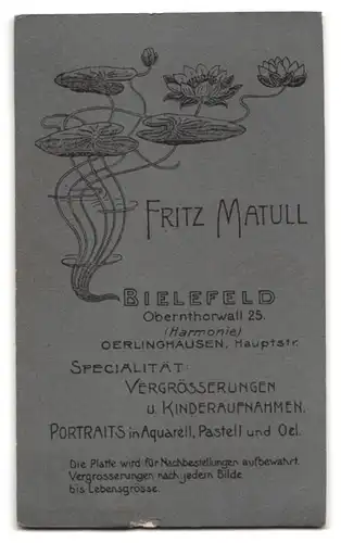 Fotografie Fritz Matull, Bielefeld, Obernthorwall 25, Kleinkind im strahlend weissen Rüschenkleidchen