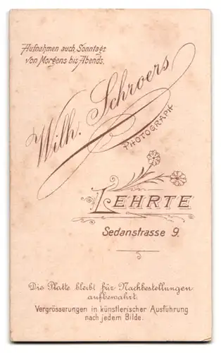 Fotografie W. Schroers, Lehrte, Sedanstrasse 9, Kleinkind mit weissem Kleidchen im Pelz sitzend