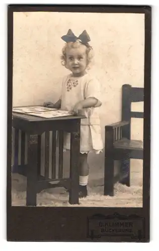 Fotografie G. Klimmer, Bückeburg, Ulmenallee, Blondes Mädchen mit Schleife im Haar