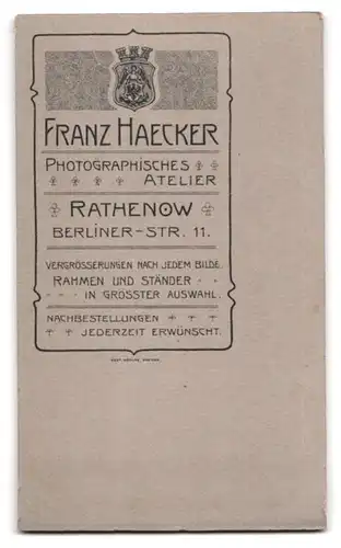 Fotografie Franz Haecker, Rathenow, Berlinerstrasse 11, Heranwachsende mit markanter Nase im hochwertigen Kleid