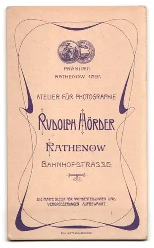 Fotografie Rudolph Hörder, Rathenow, Bahnhofstrasse, Schönheit mit vorsichtigem Blick in einem hochwertigen Rüschenkleid