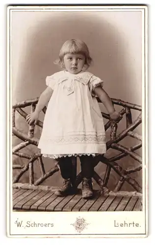 Fotografie W. Schroers, Lehrte, Sedanstrasse 9, Blondes Kleinkind im übergrossen Rüschenkleid
